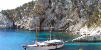 Santoini Beaches - Family Vacations in Greece