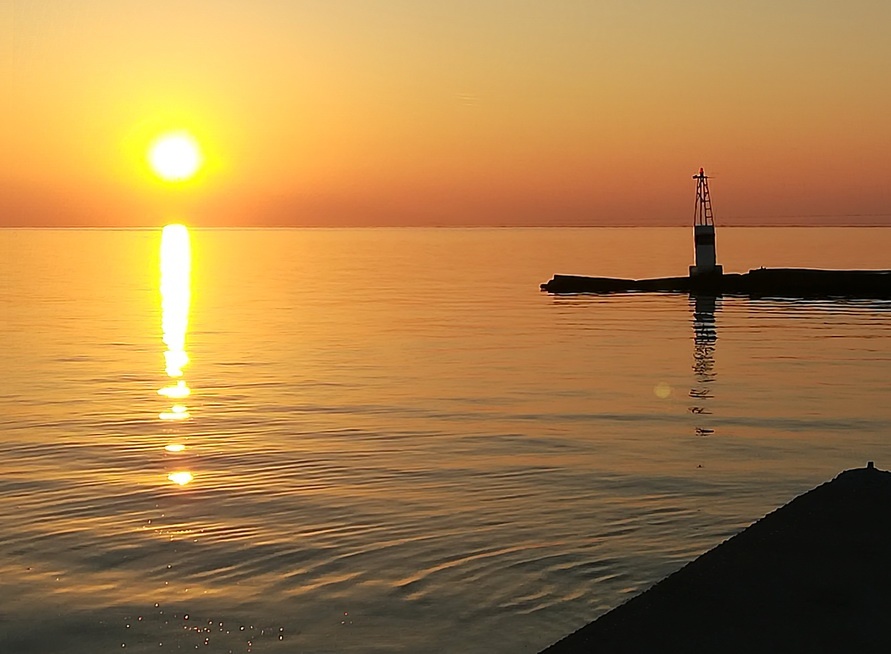 A walk along the seafront promenade at sunset is among the top 10 locals' favorite activities in Thessaloniki.