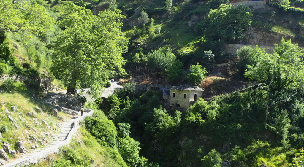 The kalderimi descending then ascending to Syrrako