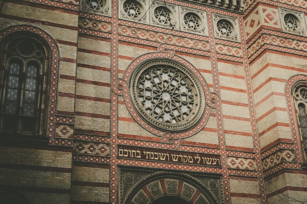 Visiting the Moorish-revival Dohány Street Synagogue